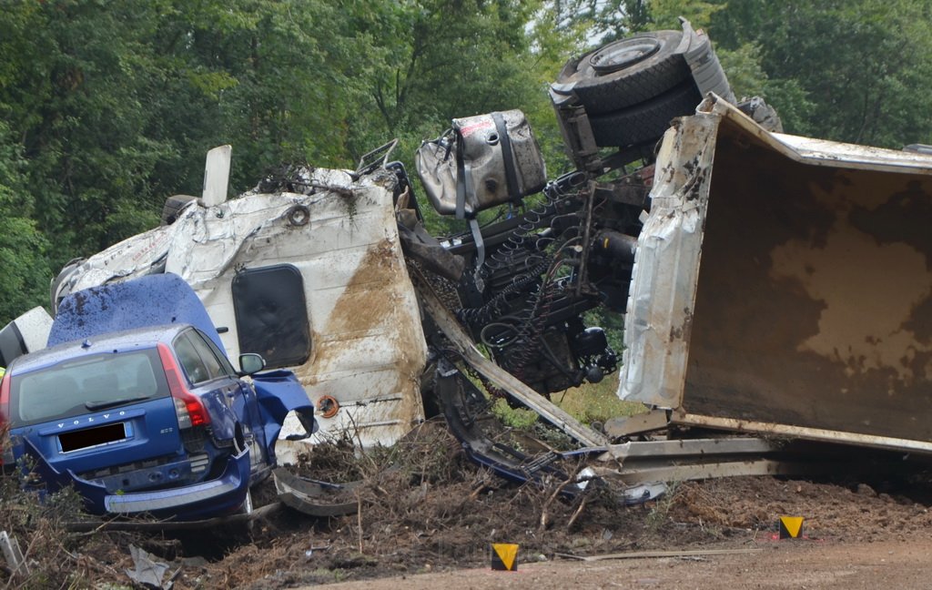 LKW umgestuerzt A 1 Rich Saarbruecken P041.JPG